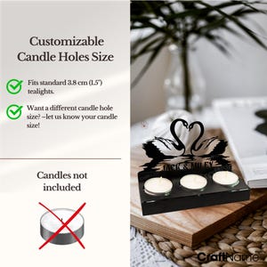 Puede incluir: Un portavelas negro con tres velas de t&eacute;. El soporte presenta un dise&ntilde;o decorativo de cisne y el texto "JACK & MILEY". Tambi&eacute;n es visible el texto "Customizable Candle Holes Size".