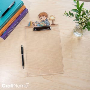 Personalisierter Papierhalter aus transparentem Acryl für Jungen beim Lesen, individuelles Klemmbrett für den Schreibtisch, Schulanfang