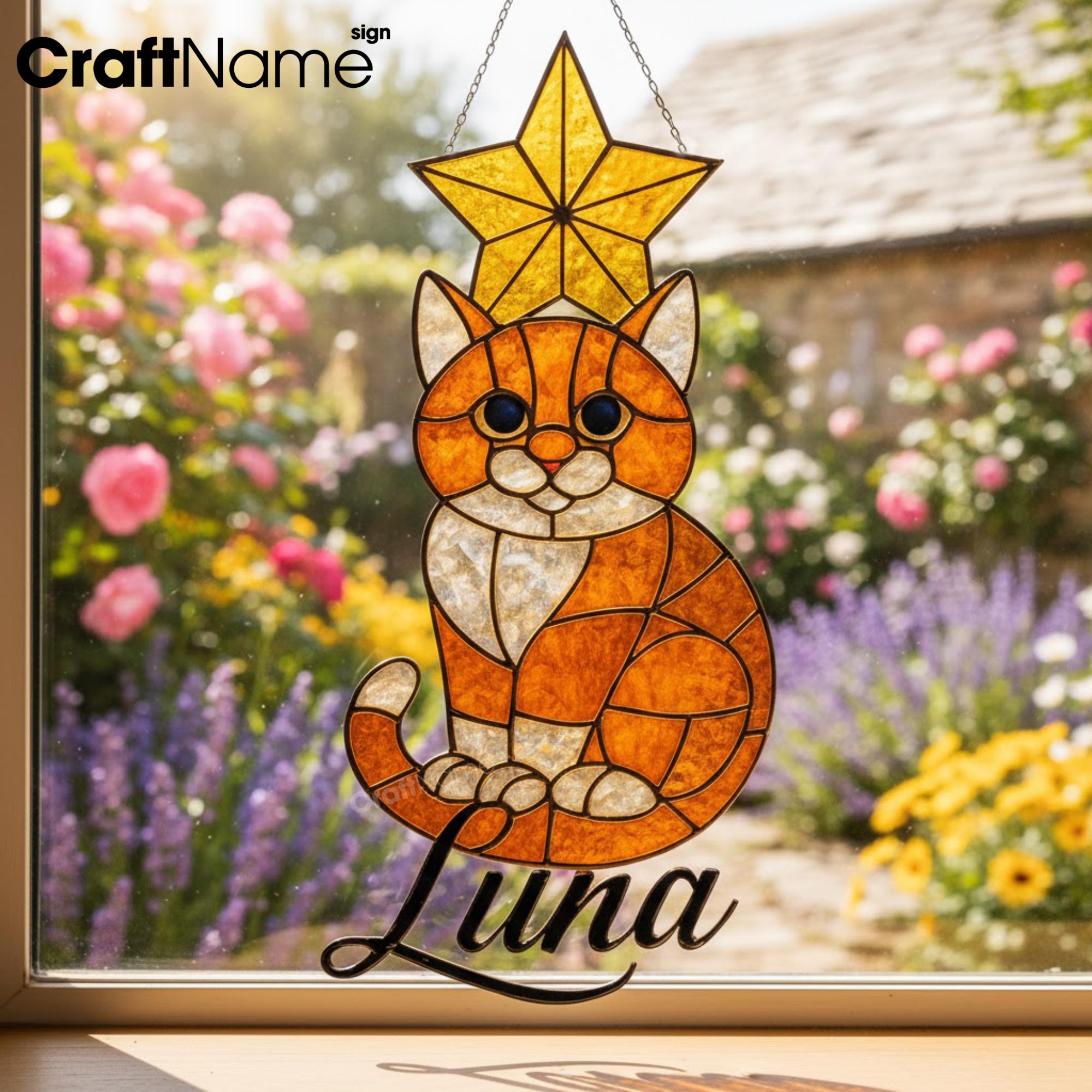 猫のステンドグラスの窓用吊り下げ、遊び心のある猫のデザインが施され