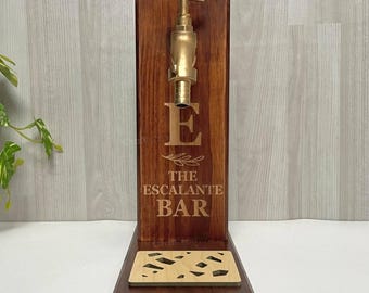Dispensador de whisky de madera personalizado, dispensador de licor grabado, regalo rústico para bar, soporte único para whisky bourbon