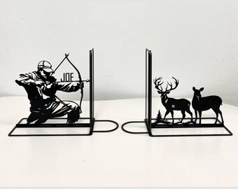 Sujetalibros metálicos personalizados con diseño de caza de ciervos, sujetalibros con nombre de cazador personalizado, soporte para libros de metal negro, decoración para rincón de lectura u oficina para amantes de los libros.