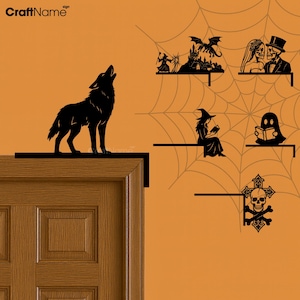 Op de afbeelding: Een set zwarte metalen hoekwanddecoraties met silhouetten van een huilende wolf, een tovenaar met draak, een skeletpaar, een lezende heks, een lezende geest en een schedel met gekruiste beenderen, geplaatst tegen een muursticker van een spinnenweb.