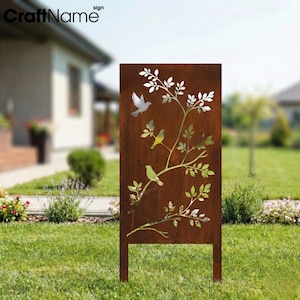 Puede incluir: Un letrero de jardín rectangular de metal marrón con un diseño recortado de pájaros y ramas. El letrero presenta un pájaro en vuelo y dos pájaros posados en ramas con hojas. El texto "CraftName sign" está en la esquina superior izquierda.
