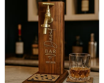 Op de afbeelding: Een houten drankdispenser met een messingkleurige metalen kraan gemonteerd op een verticale plank. Het hout is gegraveerd met de tekst "David BAR EST. 2025". Een bijpassende houten voet met een geometrische uitsparing bevindt zich onder de kraan.
