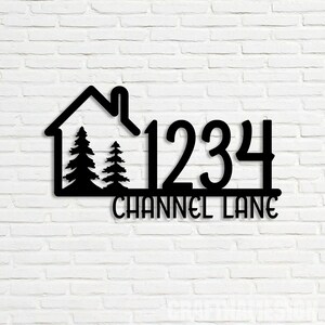 Decorazione murale in metallo con luce LED a forma di casa sull'albero di pino personalizzata, decorazione personalizzata con nome di famiglia per la stanza, decorazione a LED in metallo per porte di casa