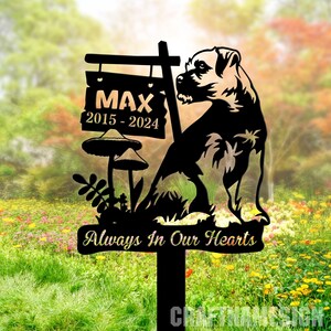 Puede incluir: Señal de jardín conmemorativa de metal negro con una silueta de un perro, un hongo y un letrero que dice "Max 2015-2024" y "Siempre en nuestros corazones".