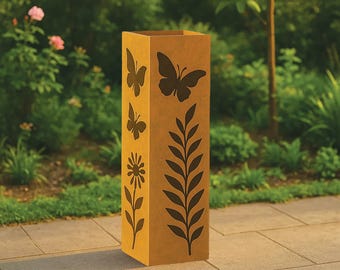 Rostiger Schmetterling und Blumengartensäule, rustikale Hofskulptur, Gartenkunst im Freien, Metallgartendekoration, Brunnenabdeckung für Hofdekor