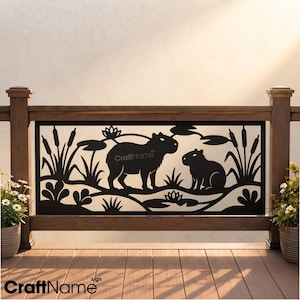 Puede incluir: Un panel decorativo de metal negro para barandilla con una silueta de dos capibaras rodeados de espadañas y nenúfares. El panel rectangular está montado en una estructura de madera y muestra el texto CraftName.
