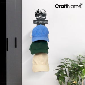 パーソナライズされたキャンプ用メタルハットラック、キャンプ場の裏庭の壁アート装飾、カスタムキャップディスプレイラック、壁用帽子ホルダー、キャンパーへのギフト
