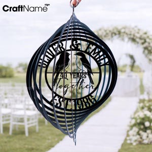 パーソナライズされた40周年結婚記念日のラブバードメタルウィンドスピナー、ガーデンデコレーション用の屋外メタルウィンドスピナー、ラブバードハンギングスピナー