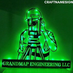 Luz LED personalizada del arte de la pared del metal del agrimensor, decoración del hogar del signo del nombre del agrimensor personalizado, arte de la pared de la sala de la oficina del agrimensor, regalo del agrimensor
