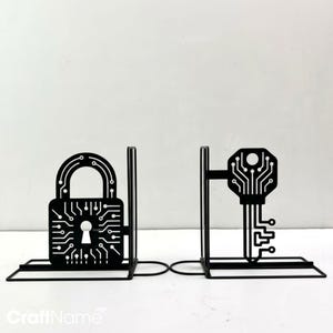 Boekensteunen met hangslot en sleutel van printplaat, geschikt als cadeau voor cybersecurityspecialisten en IT-netwerkbeveiligingstechnici.