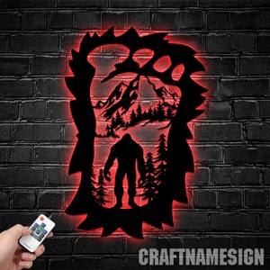 カスタム ビッグフット メタル ウォール アート LED ライト、ビッグフット マウンテン サイン、パーソナライズされたメタル サスカッチ、ビッグフット ヤード デコレーション、ビッグフット、キャンパー デコレーション