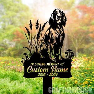 K&ouml;nnte beinhalten: Schwarze Metallsilhouette eines sitzenden Hundes mit hohem Gras und Pilzen. Das Schild lautet "In liebevoller Erinnerung an Custom Name 2016-2024".