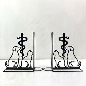 Metalen boekenstandaard voor dierenartsen, kantoordecoratie, uniek cadeau voor afgestudeerde dierenartsen (honden en katten).