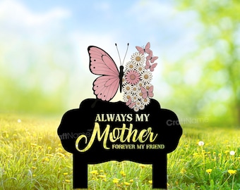Può includere: Un cartello decorativo nero con bordo smerlato che presenta una grande farfalla rosa e un grappolo di margherite bianche e rosa. Il testo ALWAYS MY MOTHER FOREVER MY FRIEND è scritto in lettere dorate. Il cartello ha due picchetti.