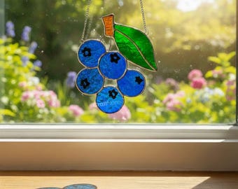 Handgefertigter Blaubeer-Sonnenfänger aus Buntglas, niedlicher Fruchtschmuck für Kinderzimmer und Küche, einzigartiges Geschenk für Fruchtliebhaber