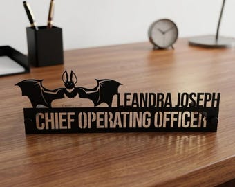 Placa de identificación de madera personalizada para amantes de los murciélagos, placa de metal para decoración de escritorio y oficina.