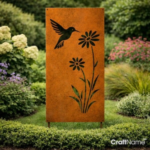 Könnte beinhalten: Rechteckiges Gartenkunstwerk aus verwittertem Metall mit einem Kolibri- und Blumendesign. Der schwarze Kolibri ist als Silhouette dargestellt und schwebt in der Nähe von zwei stilisierten Blumen. Das Metall hat einen rostigen Orangeton, im Garten platziert.