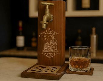 Op de afbeelding: Een houten drankdispenser met een messingkleurige metalen kraan, een rechthoekige voet met een geometrische metalen inleg en een gravure met de tekst Charlie's BAR en een afbeelding van een fles en een glas.