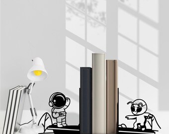 Sujetalibros de metal con astronauta y alienígena, sujetalibros de astronauta personalizado, soporte para libros de metal negro, decoración de oficina o rincón de lectura para amantes de los libros.