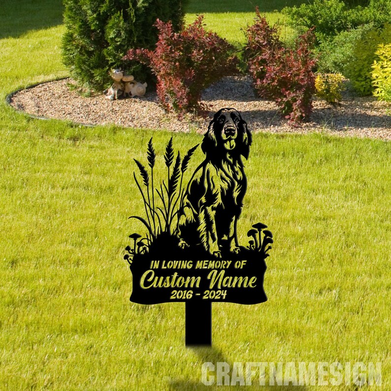 K&ouml;nnte beinhalten: Schwarze Metallsilhouette eines Hundes, der in hohem Gras mit Pilzen sitzt. Das Schild lautet "In liebevoller Erinnerung an Custom Name 2016 - 2024".