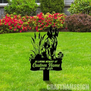 K&ouml;nnte beinhalten: Schwarze Metallsilhouette eines Hundes, der in hohem Gras mit Pilzen sitzt. Das Schild lautet "In liebevoller Erinnerung an Custom Name 2016 - 2024".