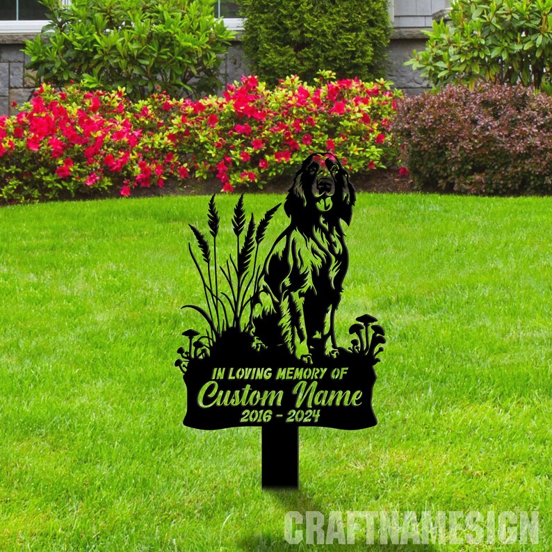 K&ouml;nnte beinhalten: Schwarze Metallsilhouette eines Hundes, der in hohem Gras mit Pilzen sitzt. Das Schild lautet "In liebevoller Erinnerung an Custom Name 2016 - 2024".