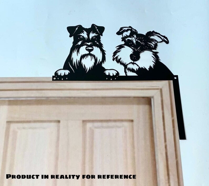 K&ouml;nnte beinhalten: Schwarze Metallsilhouette von zwei Zwergschnauzern, die &uuml;ber eine Holzt&uuml;r schauen. Die Silhouette ist mit einer Metallhalterung am T&uuml;rrahmen befestigt.