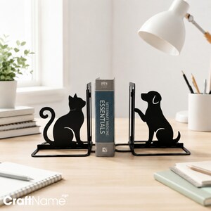 Metalen katten- en hondendecoratie voor op een plank, ideaal als kantoorcadeau voor dierenliefhebbers, gepersonaliseerde boekensteunen voor dierenartsen.