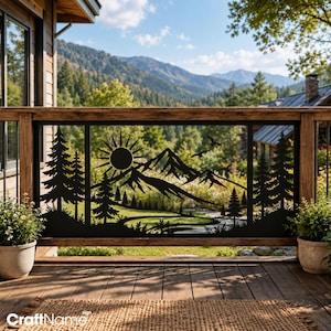 Könnte beinhalten: Ein schwarzer Metall-Geländereinsatz mit einem lasergeschnittenen Landschaftsmotiv aus Sonne, gezackten Berggipfeln, Kiefern und fliegenden Vögeln. Das rechteckige Paneel ist in ein hölzernes Terrassengeländer mit Topfpflanzen eingefasst.