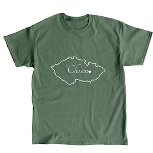 オリーブグリーンカントリープライドシャツ、シルエットマップTシャツ、筆記体テキストアパレル、ハートアイコンミニマリストデザインTシャツ、スクリプトフォントトラベルアパレル