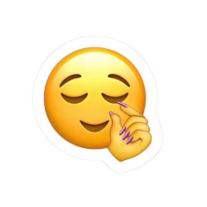 Könnte beinhalten: Ein gelbes, kreisförmiges Emoji-Gesicht mit geschlossenen Augen und einem leichten Lächeln, das eine Hand mit violetten Fingernägeln zeigt, die eine kleine Menge andeutet, als Aufkleber mit weißem Rand dargestellt.