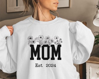 Personalized Floral Mama Sweatshirt, Custom Mom Sweater, Mothers Day Gift, Birthday Gift for Mom, New Mom Gift,Minimalist Flower Mom Sweater