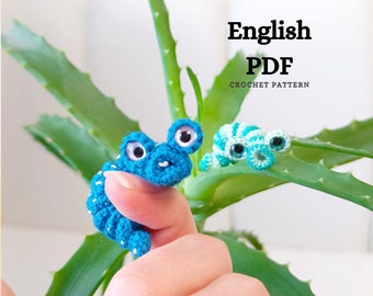 Spilla Caterpillar in miniatura Amigurumi all'uncinetto SOLO MODELLO inglese, pdf Amigurumi farcito Mini portachiavi insetto giocattolo modello