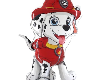 Può includere: Un palloncino in alluminio a forma di cucciolo di dalmata che indossa un elmetto da pompiere rosso e un'uniforme rossa con colletto giallo. Il cucciolo ha macchie nere, grandi occhi blu e una lingua rosa, con un piccolo emblema di fiamma.