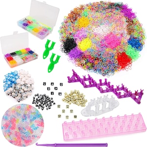 Puede incluir: Kit de telar Rainbow Loom con gomas elásticas de colores, un telar, un gancho y cuentas de letras. El kit también incluye gomas elásticas transparentes, abalorios y un cierre en C.