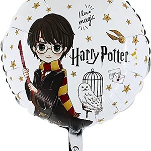 Può includere: Pallone di alluminio bianco e oro con un'immagine di cartone animato di Harry Potter che tiene una bacchetta magica. Il pallone ha il testo "Amo la magia" e "Harry Potter" stampato su di esso.