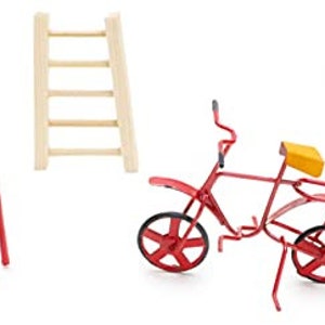 Puede incluir: Un conjunto de juegos infantiles de metal rojo, que incluye un columpio, un sube y baja, una bicicleta y una escalera. La escalera es de madera y tiene cinco peldaños.