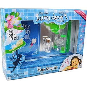 Può includere: Un kit fatina dei denti blu e verde con un logo della compagnia Fairy Door, una porta della fatina dei denti, un libro della fatina dei denti, un barattolo della fatina dei denti, una clessidra della fatina dei denti e uno spazzolino da denti. Il kit include una guida del kit della fatina dei denti, un certificato della fatina dei denti, una lettera della fatina dei denti, una borsa della fatina dei denti e una scatola della fatina dei denti.