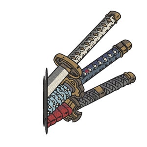 Può includere: Tre spade decorative con disegni intricati sulle loro guaine. Le spade sono disposte a ventaglio, con la spada superiore che punta a destra e la spada inferiore che punta a sinistra. Le spade sono un mix di grigio, blu e bianco.