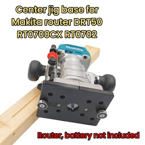 Może przedstawiać: Czarna podstawa jig do frezarki Makita. Podstawa ma wiele otworów i centralny otwór na frez. Frezarka to model Makita DRT50 RT0700CX RT0702. Tekst "Router, battery not included" jest widoczny na czerwono na dole obrazu.