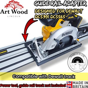 Op de afbeelding: Een zwarte geleiderailadapter voor een gele en zilveren DeWalt cirkelzaag, model DCS391 of DCS565. De adapter zit op een metalen rail. De tekst bevat GUIDE RAIL ADAPTER, DESIGNED FOR DEWALT DCS391 DCS565 en Compatible with Dewalt track.