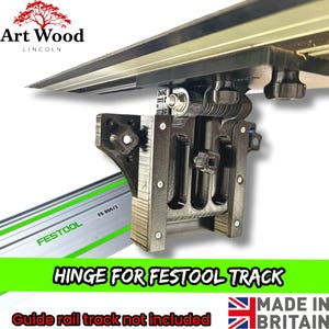 Könnte beinhalten: Schwarzes Scharnier für Festool-Schiene, mit dem Text "HINGE FOR FESTOOL TRACK". Das Scharnier ist an einer Führungsschiene befestigt. Hergestellt in Großbritannien.