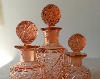 Lot de 3 flacons de toilette cristal moulé rose Portieux-Vallerysthal avec bouchons années 20 modèle Suédois