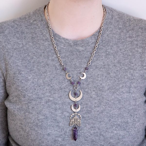 A la luz de la luna - Collar de luna y polilla de cristal de amatista - Acero inoxidable, hecho a medida