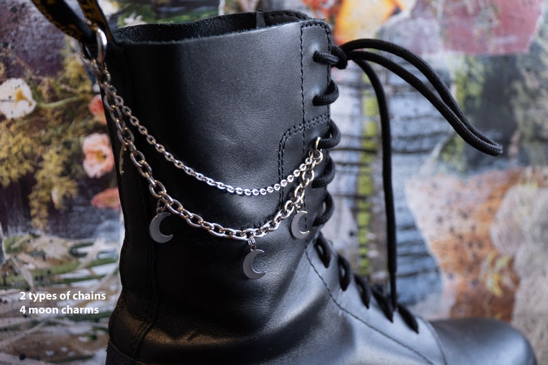 Puede incluir: Bota de cuero negro con cadenas plateadas y colgantes de luna. Las cadenas est&aacute;n unidas a los ojales de la bota. El texto de la imagen dice "2 tipos de cadenas, 4 colgantes de luna."