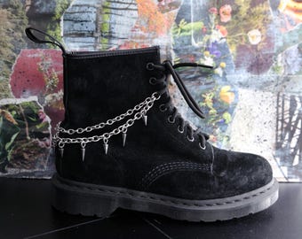 Monstruo - Cadena gótica de acero inoxidable con doble cierre de cordones y púas para botas.