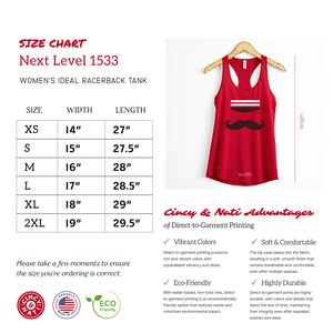 Pu&ograve; includere: Tabella delle taglie per un top da donna a schiena scoperta di colore rosso con un'immagine di baffi neri. La tabella mostra le taglie XS a 2XL con le misure di larghezza e lunghezza corrispondenti in pollici. La tabella include anche informazioni sui vantaggi della stampa diretta su indumento, tra cui colori vivaci, inchiostri ecologici, tessuto morbido e confortevole e stampe altamente resistenti.