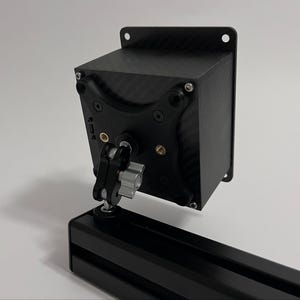 Könnte beinhalten: Ein Set aus drei Keramikbechern mit gesprenkelter, matter Oberfläche. Die Becher sind in Creme-, Hellgrau- und Dunkelgrautönen gehalten. Jeder Becher hat ein schlichtes, minimalistisches Design, perfekt für Kaffee oder Tee.